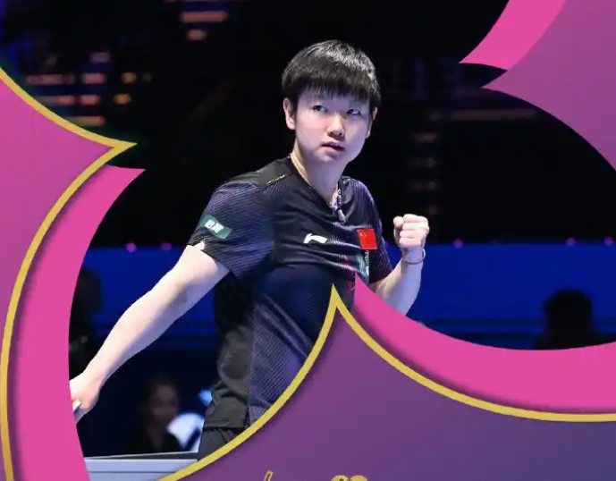 开云体育下载平台-夺冠合影，孙颖莎一瘸一拐，无法走下高台阶，谁注意邱贻可举动|王楚钦|何卓佳|WTT重庆冠军赛|林诗栋|王曼昱_新浪新闻